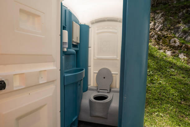 Best Portable restroom trailer rental  in Blossom, TX